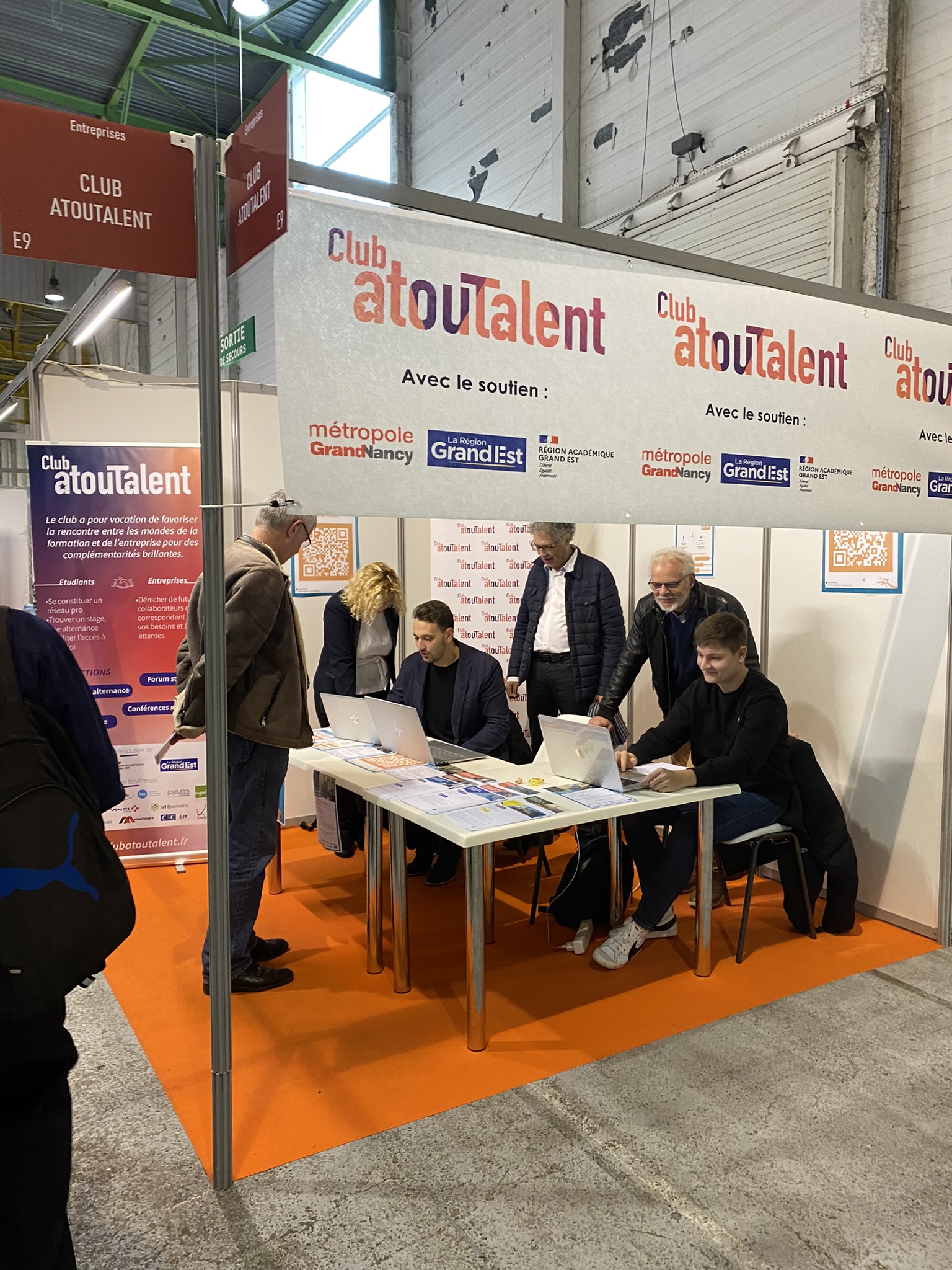 photo des membres du clubatoutalent au salon oriaction